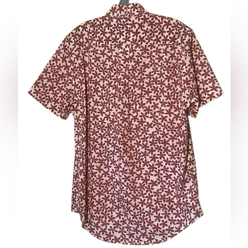 NWT- Tommy Hilfiger floral short sleeve shirt. Size medium - Picture 4 of 11